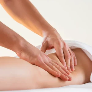 Une personne recevant un massage du dos, détendue et apaisée, dans un environnement calme et serein.