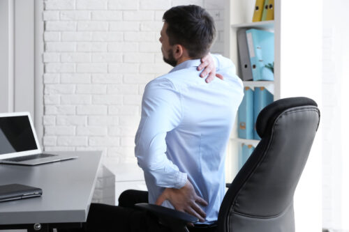 osteopathie posture 02 500x333 - Redressez votre dos avec l'ostéopathie : 5 façons d'améliorer votre posture